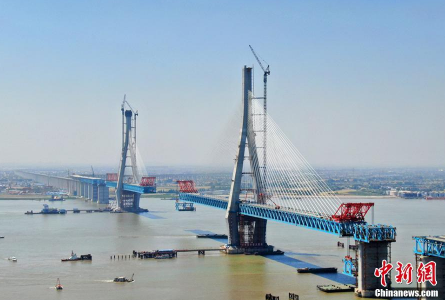 沪通长江大桥最重最大双节段钢梁顺利吊装